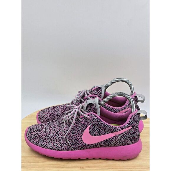 NIKE ROSHE RUN Womens Shoes PRINT POLKA DOT 599432 005 SZ 7.0 WOLF GRAY VIOLET - Picture 2 of 9